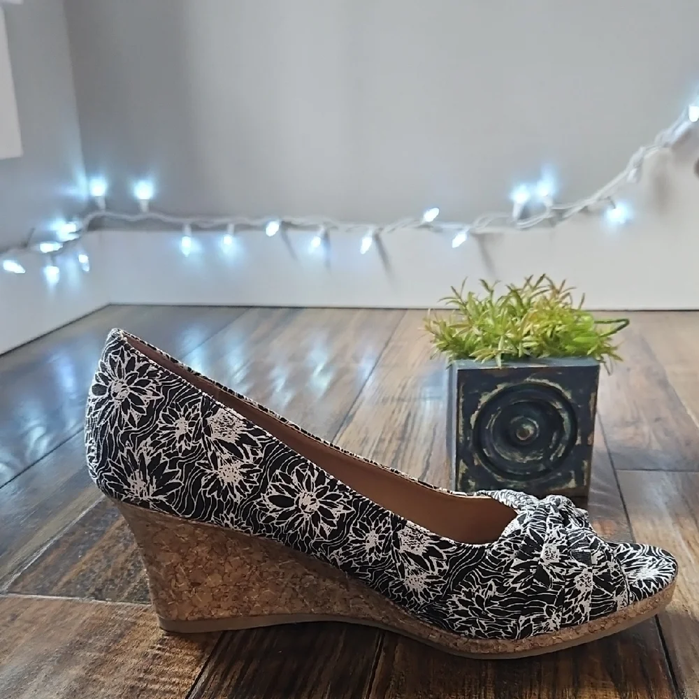 Dexflex Comfort Black and White Floral Wedges‎